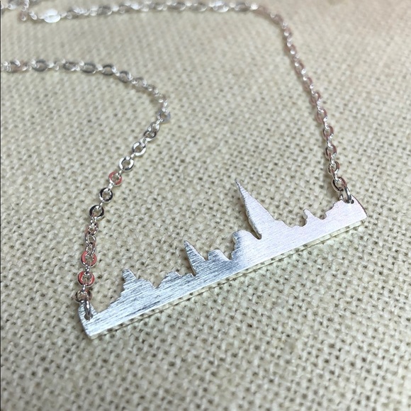 Dainty NYC New York Skyline Silver Necklace - Picture 6 of 6